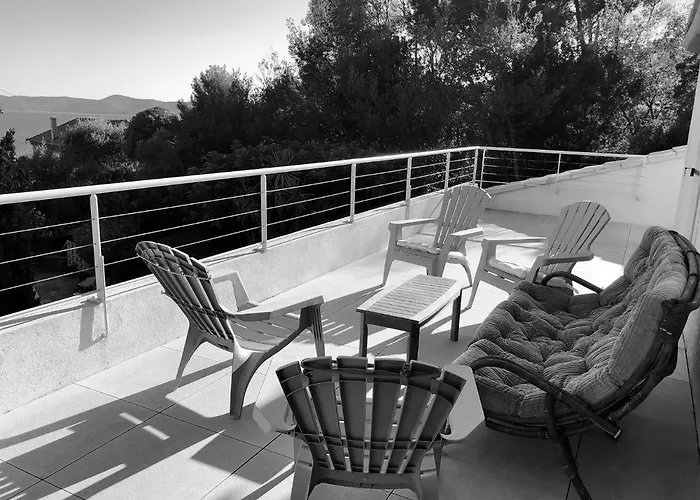 Avec Piscine Au Lavandou Dans Jardin Mediterraneen * Le Lavandou